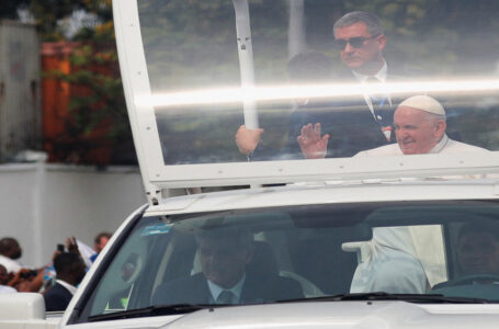 البابا فرنسيس يصل إلى كينشاسا أول محطة في زيارة لإفريقيا…..     ￼