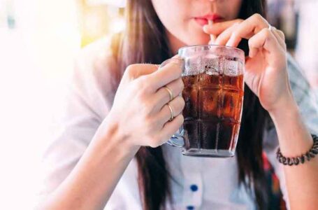 مؤذية جدا للصحة.. 3 أغذية لا تتناولها مع المشروبات الغازية!……