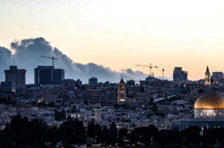 المطران حنا: مخططات إسرائيلية لسرقة الأوقاف المسيحية في القدس المحتلة…….     ￼