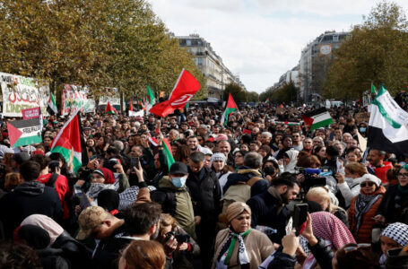 آلاف يشاركون في أول تظاهرة مؤيدة للفلسطينيين مصرح بها في باريس منذ 7 تشرين الأول￼