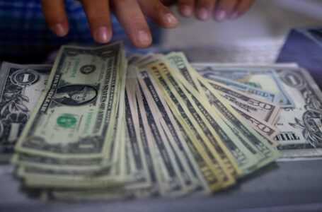 الدولار يهبط مع مراهنة الأسواق على انتهاء المركزي الأميركي من رفع الفائدة￼