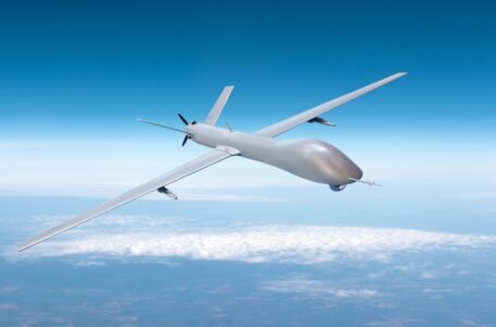 سفينة مملوكة لرجل أعمال إسرائيلي تتعرض لهجوم يشتبه بأنه بمسيّرة إيرانية￼