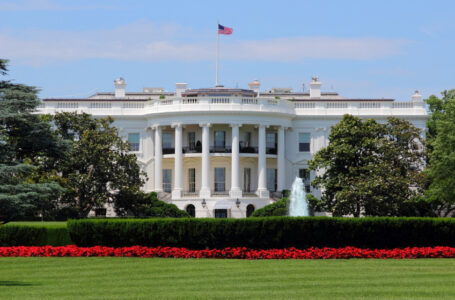 سيارة تصطدم بسياج البيت الأبيض وتوقيف السائق￼