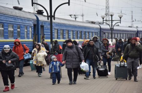 السلطات الأوكرانية تبدأ عملية إجلاء جماعية في منطقة بشمال البلاد￼