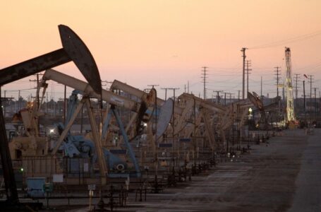 النفط يصعد بفعل توقعات انخفاض الإمدادات ومخاوف جيوسياسية￼