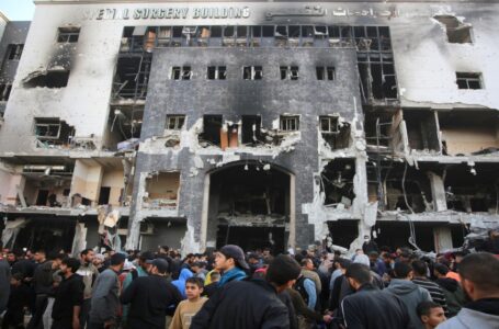 جيش الاحتلال ينسحب من مجمع الشفاء الطبي بعد إحراق مبانيه وإخراجه عن الخدمة