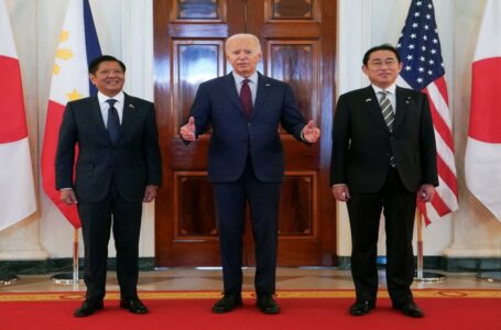 بايدن يلتقي رئيس الفلبين ويحذر الصين