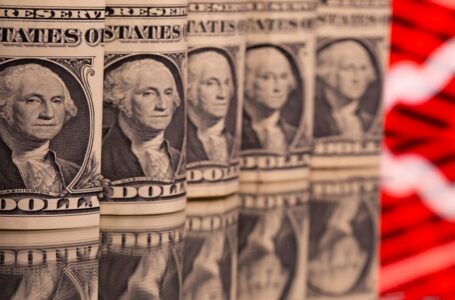 الدولار يستقر بعد تصريحات مسؤولي الاحتياطي الاتحادي