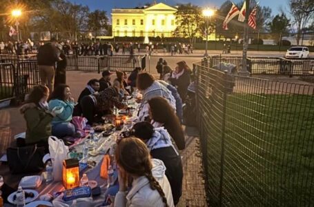 إفطار رمضاني احتجاجي عند أسوار البيت الأبيض