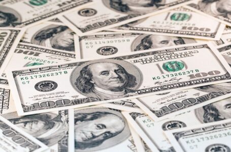 الدولار يتجه لتسجيل انخفاض وسط مؤشرات على تباطؤ في الولايات المتحدة