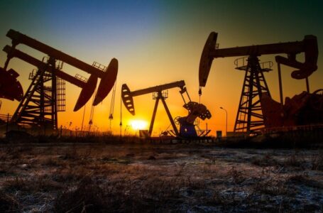 النفط يرتفع بفضل توقعات الطلب الأميركي على الوقود قبل اجتماع أوبك+