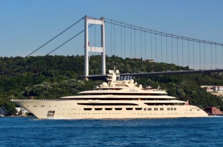 حركة السفن تستأنف قريبا في مضيق البوسفور بتركيا