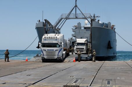 جنود أميركيون يعملون على رصيف غزة المتأرجح بالأمواج وسط الحر القائظ