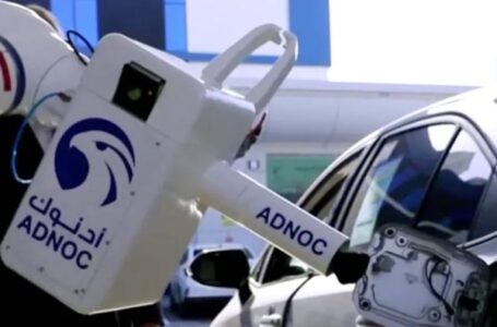 الإمارات.. ذراع آلية “ذكية” تزود السيارات بالوقود