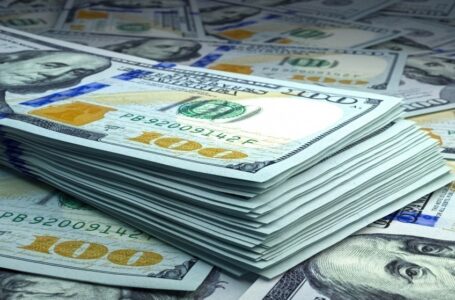 الدولار يستعد لمكاسب أسبوعية مع تقييم مسار الفائدة الأميركية والين مستقر