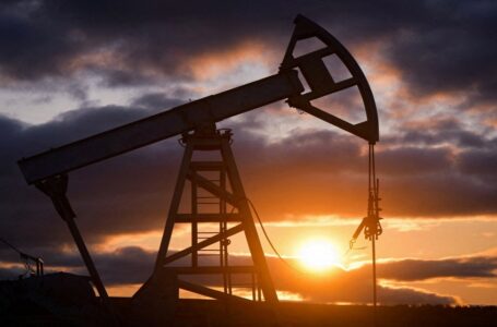 النفط يعوض بعض خسائره بعد ضربة إسرائيلية على حزب الله