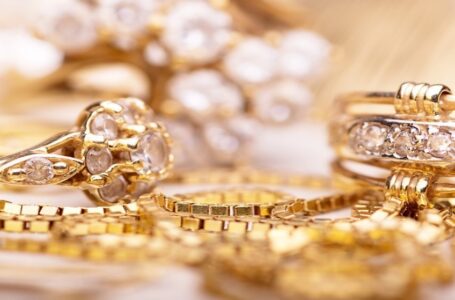 الذهب يصعد لقمة أسبوعين مع تلميح الاتحادي لخفض الفائدة في أيلول