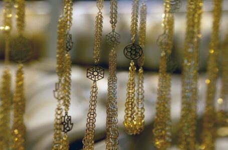 49.6 دينارا سعر الذهب عيار 21 في السوق المحلية