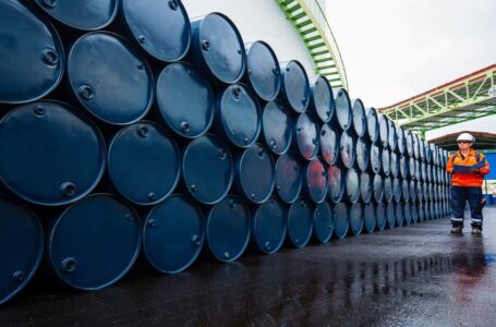 أسعار النفط تتراجع مع تركيز الأسواق على مخاوف الطلب