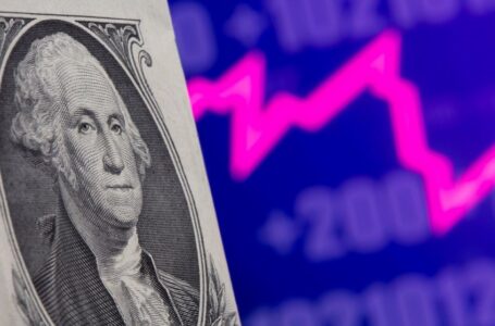 الدولار ينخفض بعد بيانات تضخم أميركية