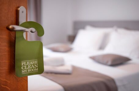 بيان حكومي: نحو 8.9 آلاف شخص تقدموا لبرنامج تدريبي للانخراط بالعمل السياحي