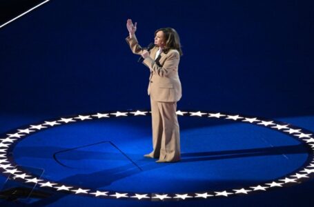 هاريس: “نحن ممتنون إلى الأبد” لبايدن