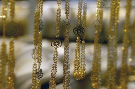 انخفاض سعر غرام الذهب عيار 21 بمقدار 70 قرشا محليا وفق التسعيرة الثانية