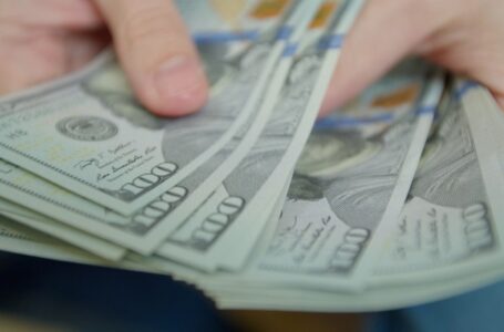 الدولار مستقر قبل خطاب باول.. ومحافظ المركزي الياباني يسعى لطمأنة السوق