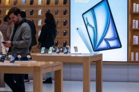 400 مليار دولار إيرادات أبل المتوقعة بفضل “آيفون 16” والذكاء الاصطناعي