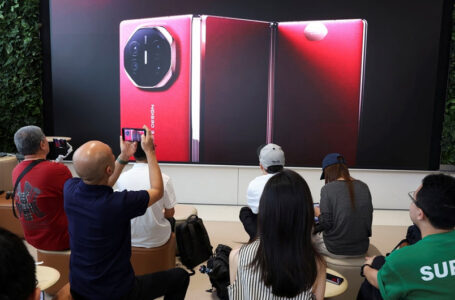 بعد ساعات من إطلاق آيفون 16.. هواوي تطرح أول هاتف ثلاثي الطي في العالم