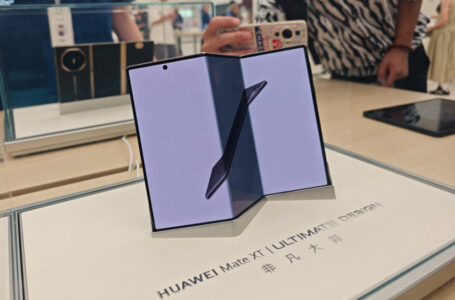 طرح Huawei Mate XT ثلاثي الطي في الصين.. و”خيبة أمل” للعملاء