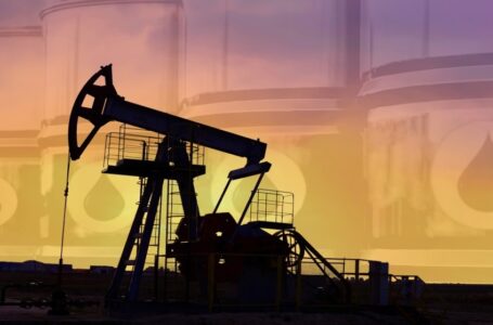 النفط يواصل خسائره وسط مؤشرات على انتهاء نزاع ليبي ومخاوف حيال الطلب