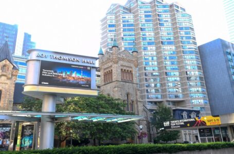 حركة احتجاجية لمجموعة مؤيدة للفلسطينيين خلال افتتاح مهرجان تورونتو السينمائي