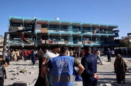 مسؤول بأونروا: موظفونا في غزة يخشون “استهدافهم” بظل قصف إسرائيل للملاجئ