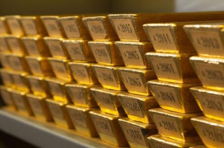 الذهب يهبط لكنه يتجه لتحقيق أفضل أداء فصلي منذ 2016