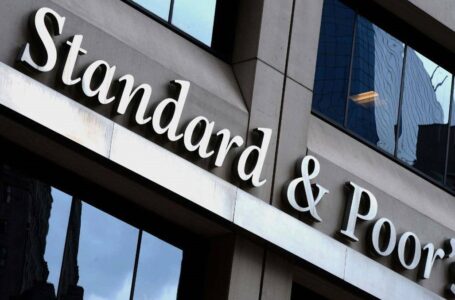 ستاندرد آند بورز: التصعيد “أضعف بشدة” توقعات التعافي الاقتصادي للبنان