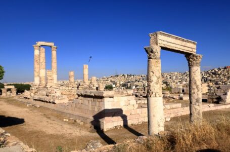 أجواء حارة بوجه عام ومعتدلة فوق المرتفعات