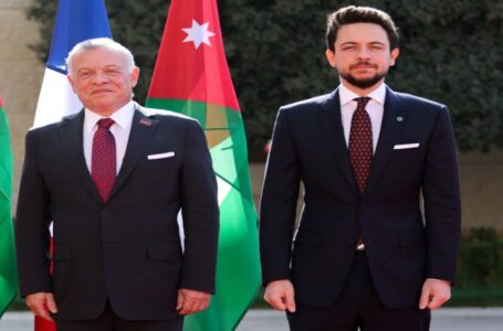 الملك يرافقه ولي العهد يزور الطفيلة