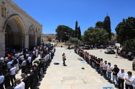 40 ألفا يؤدون صلاة الجمعة في المسجد الأقصى