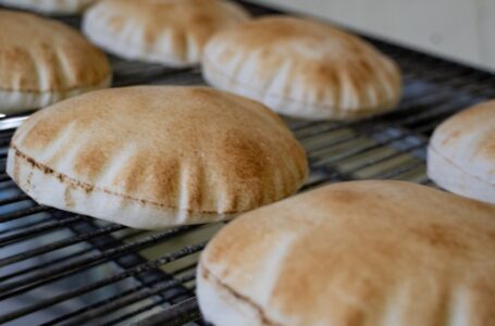 الحكومة تؤكد استمرارها في تثبيت سعر مادة الخبز وأسطوانة الغاز