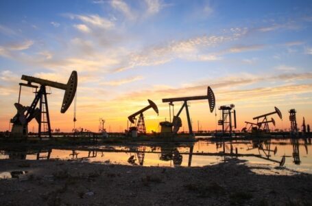 النفط يصعد مع تغلب تصاعد التوتر في الشرق الأوسط على مخاوف الطلب