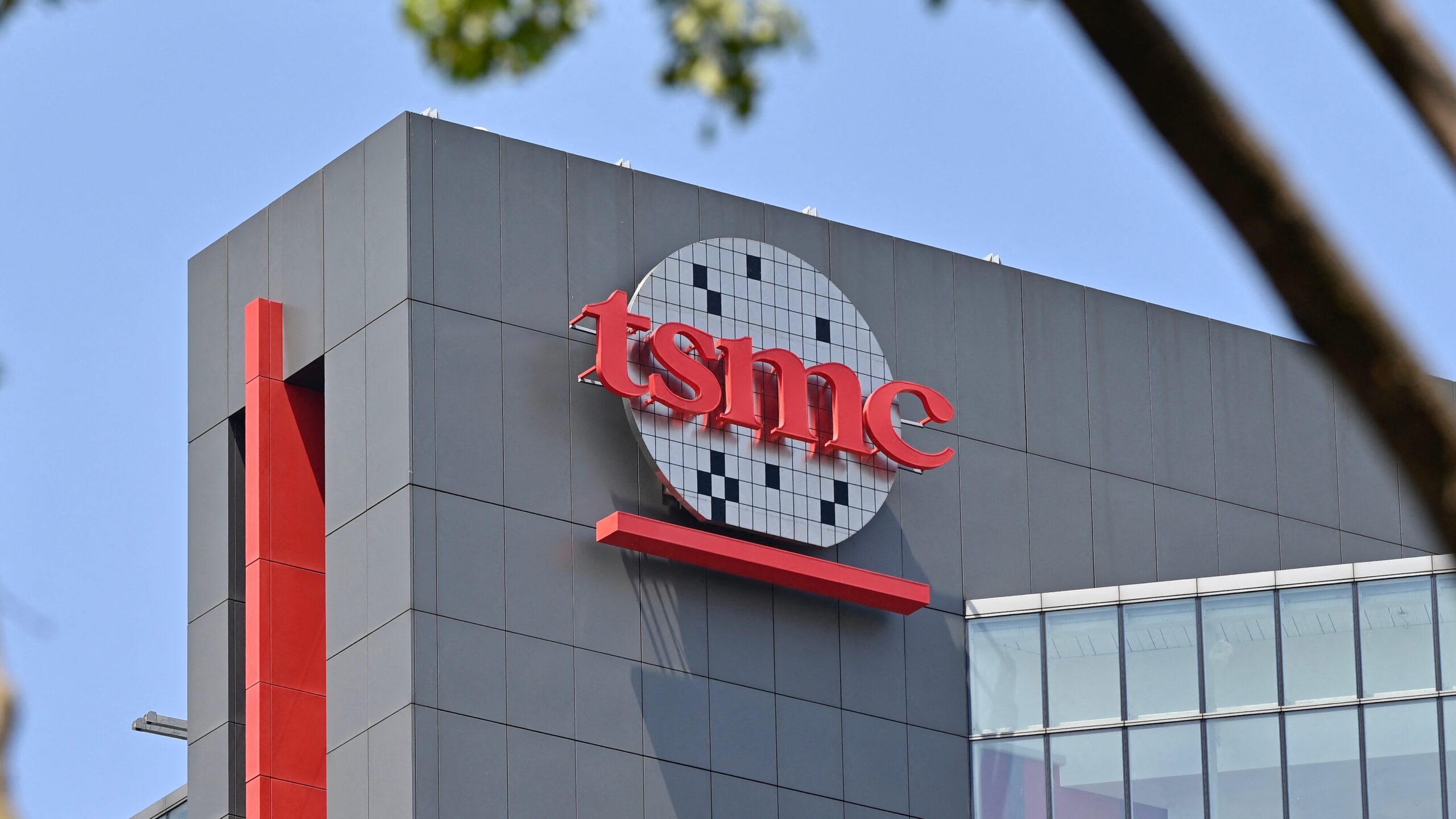 تايوان ترفض احتكار صناعة الرقائق.. وشراكة محتملة بين TSMC وIntel