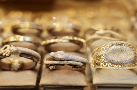 الذهب يرتفع مع استمرار المخاوف الجيوسياسية والاقتصادية