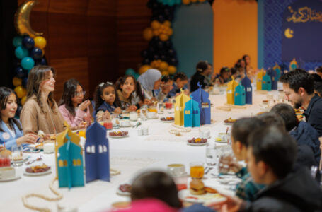 ولي العهد والأميرة رجوة يقيمان مأدبة إفطار لأيتام من مختلف المحافظات