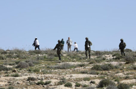 مستوطنون يهاجمون مزارعين ومركبات قرب قرية المغير