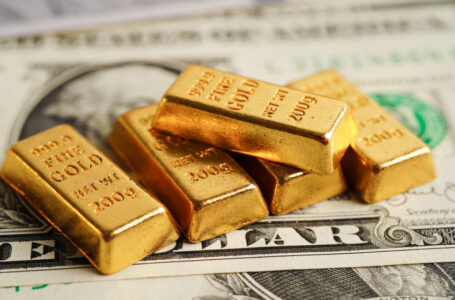 الذهب يصعد 1% مع سريان الرسوم الجمركية الأميركية وتراجع الدولار