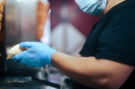 الغذاء والدواء: انخفاض قياسي بمعدلات التسمم الغذائي المرتبط بالمنشآت الغذائية