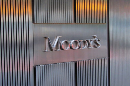 “موديز” تخفض التصنيف الائتماني للولايات المتحدة من “Aaa” إلى “Aa1”