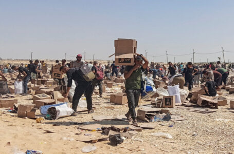 “الأونروا”: جياع بغزة أُجبروا على الزحف وسط إطلاق نار إسرائيلي كثيف