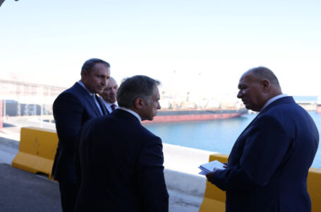 رئيس الوزراء يطلع على سير العمل في ميناء العقبة الجديد الذي يضم 9 أرصفة